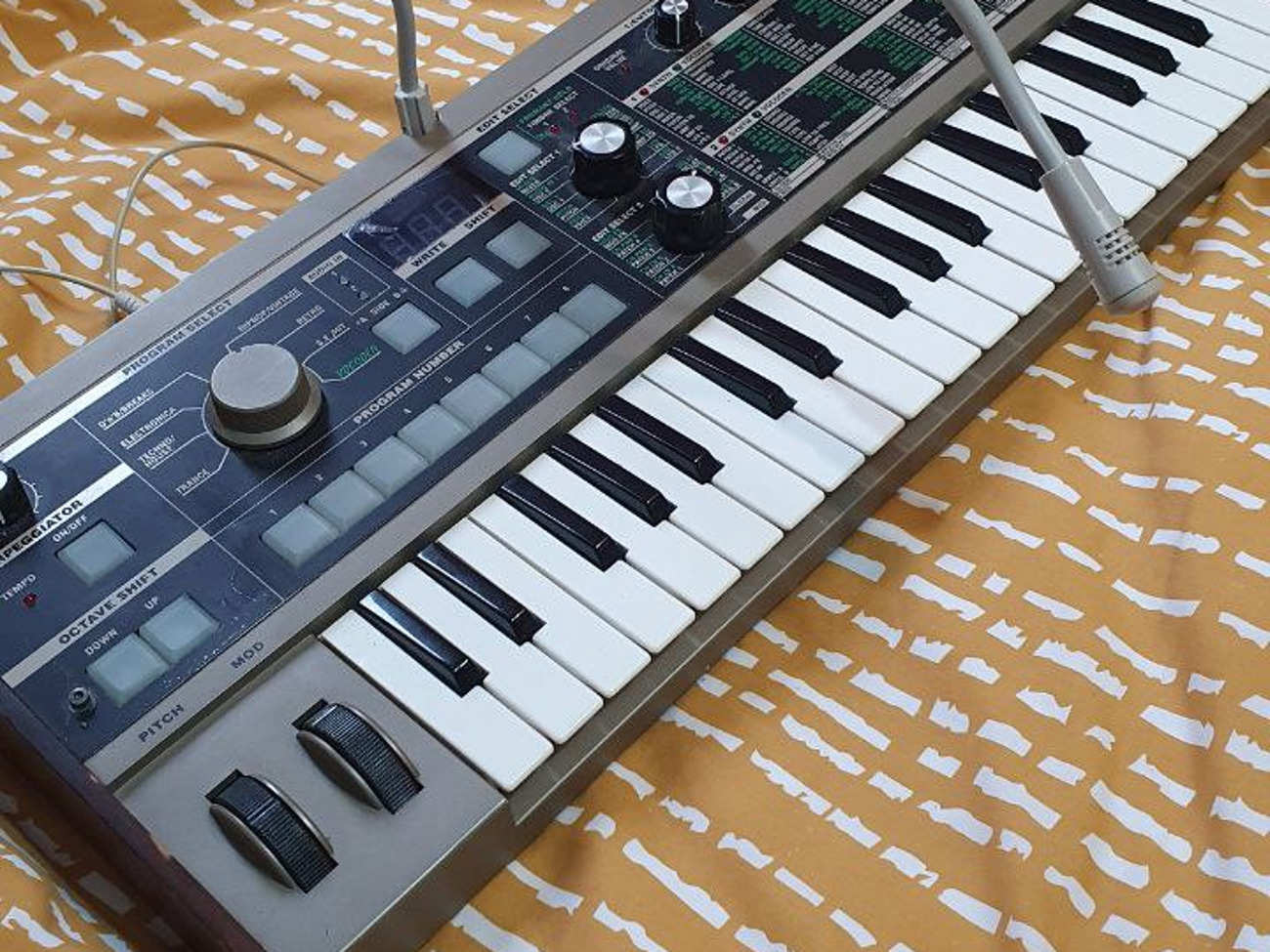 Korg microkorg analogue synthesizer keyboard