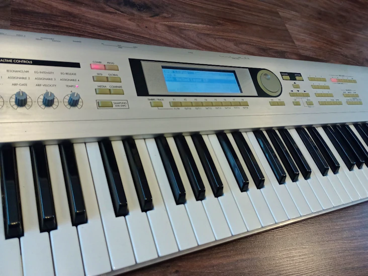 Korg triton le
