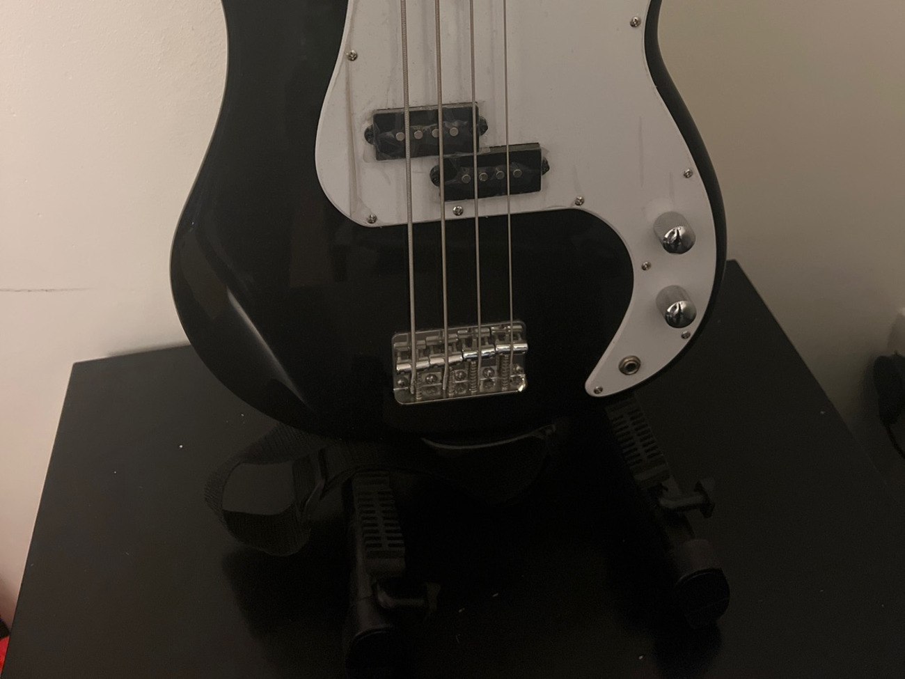 La bass guitar + 15w amp pack, black