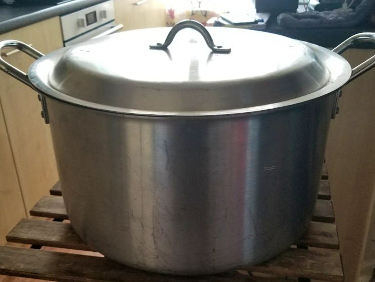 Large cooking pot