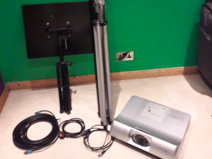 Lcd projector and screen short throw