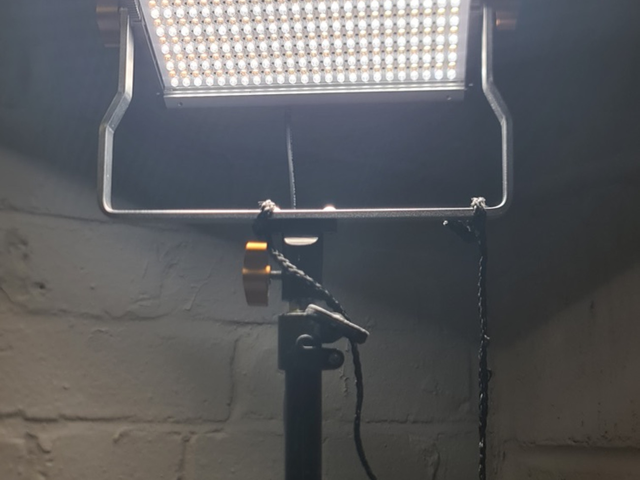 Led bi directional - dimmable bi-color 480 led video light