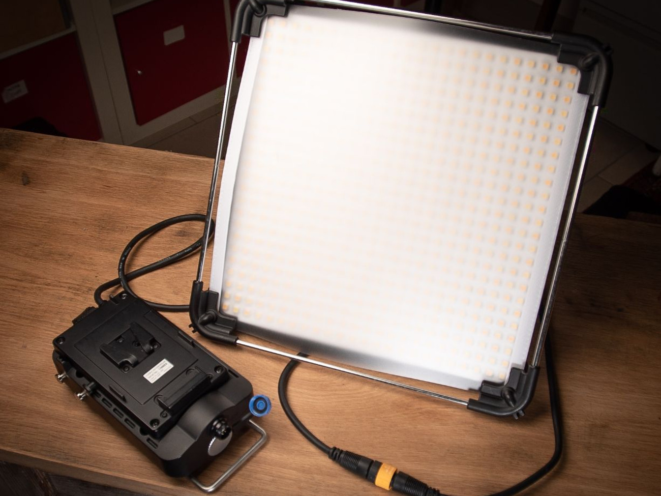 Led flexi light with v lock batteries (or mains)