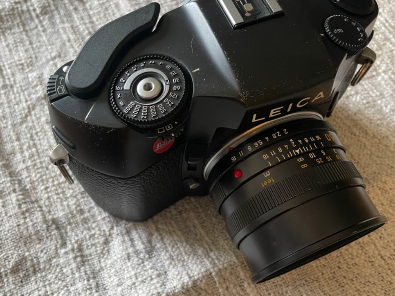 Leica r8 with 50mm summicron-r + flash 