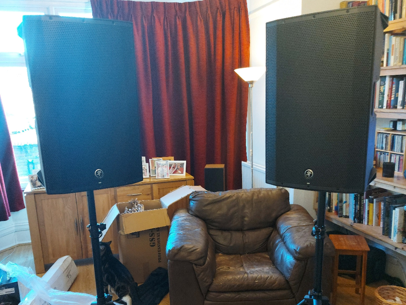 Mackie thump 15a active pa speaker pair w stands