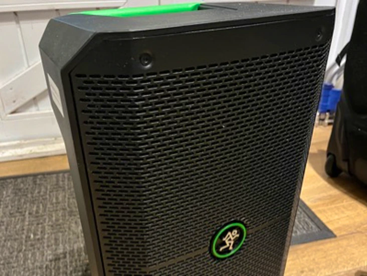 Mackie thump go + 2m stand