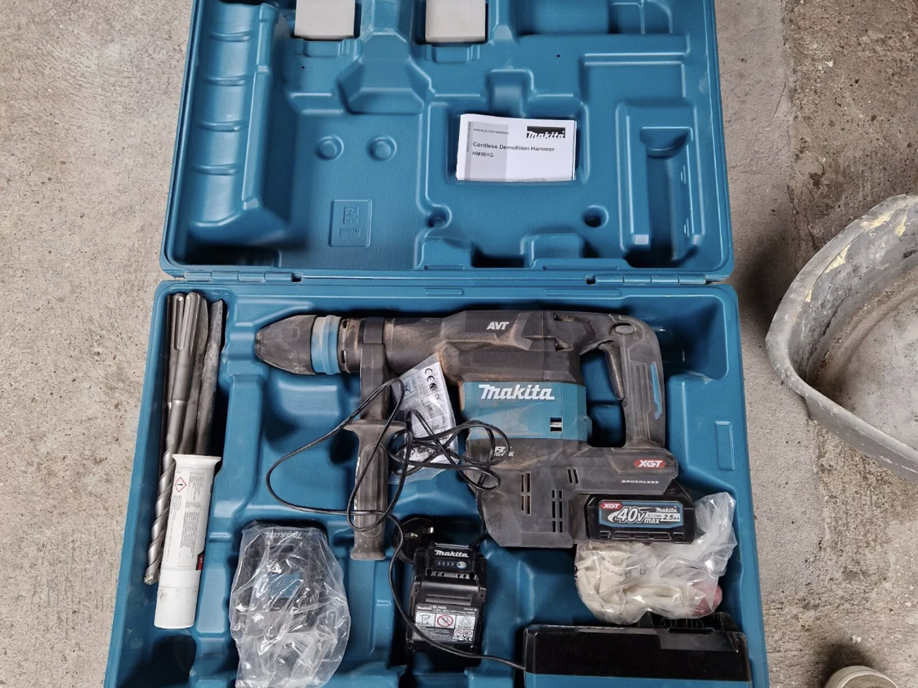 Makita cordless demolition hammer / kango hm001g