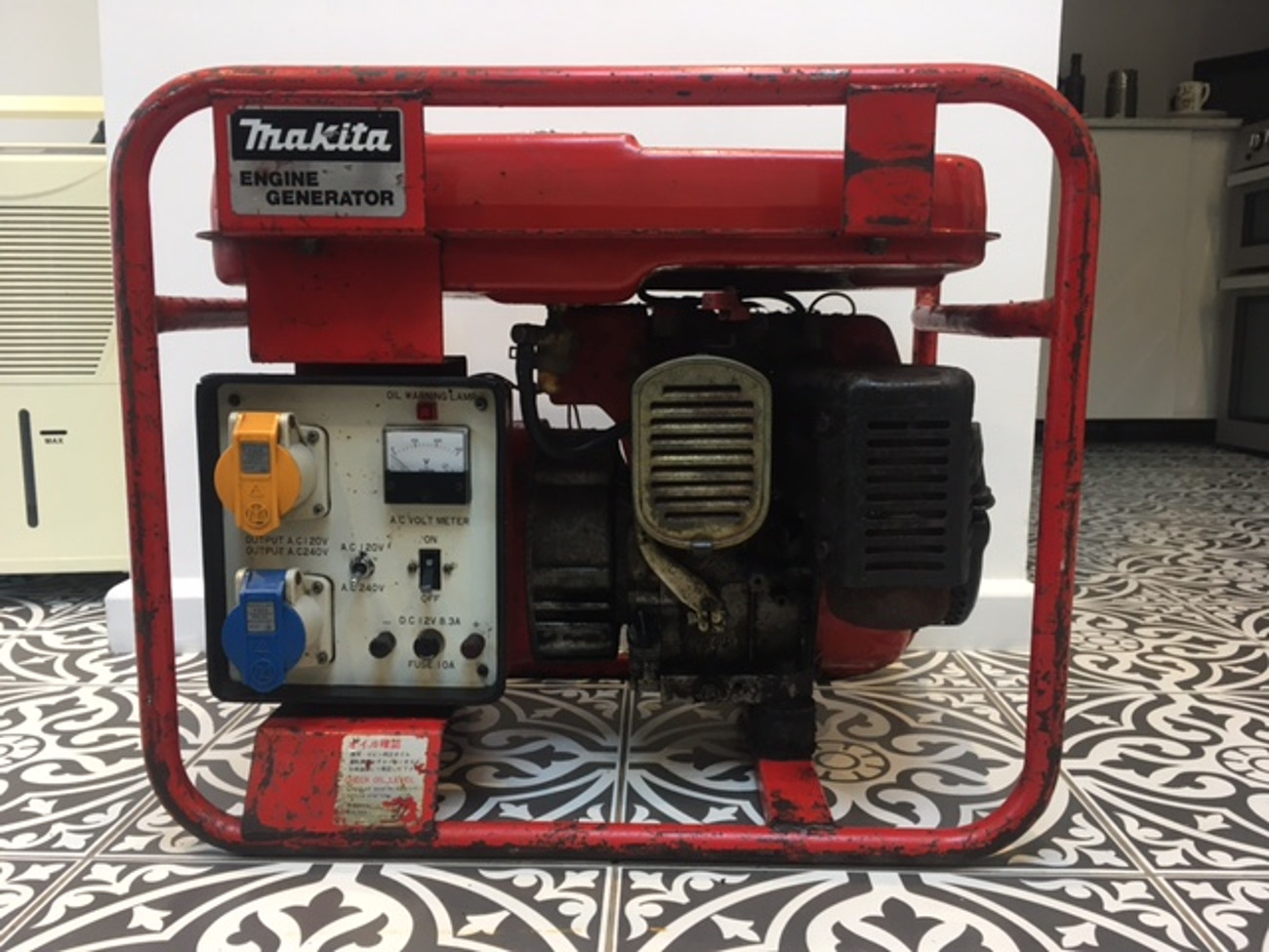 Makita generator petrol g1900k takes normal plugs 120/240v