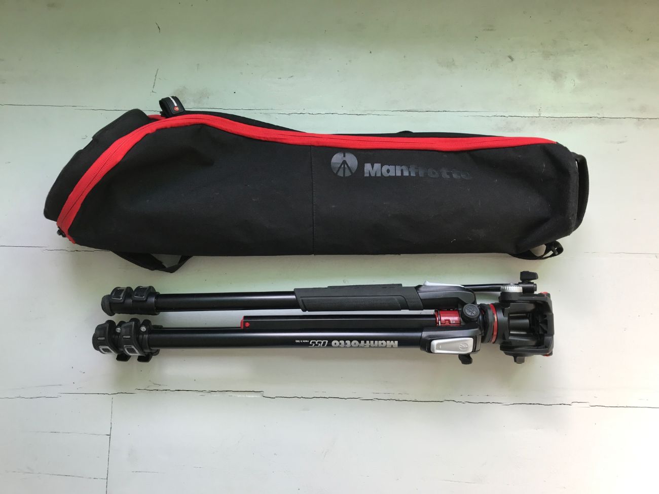 Manfrotto 055 tripod with fluid head + 90˚ column