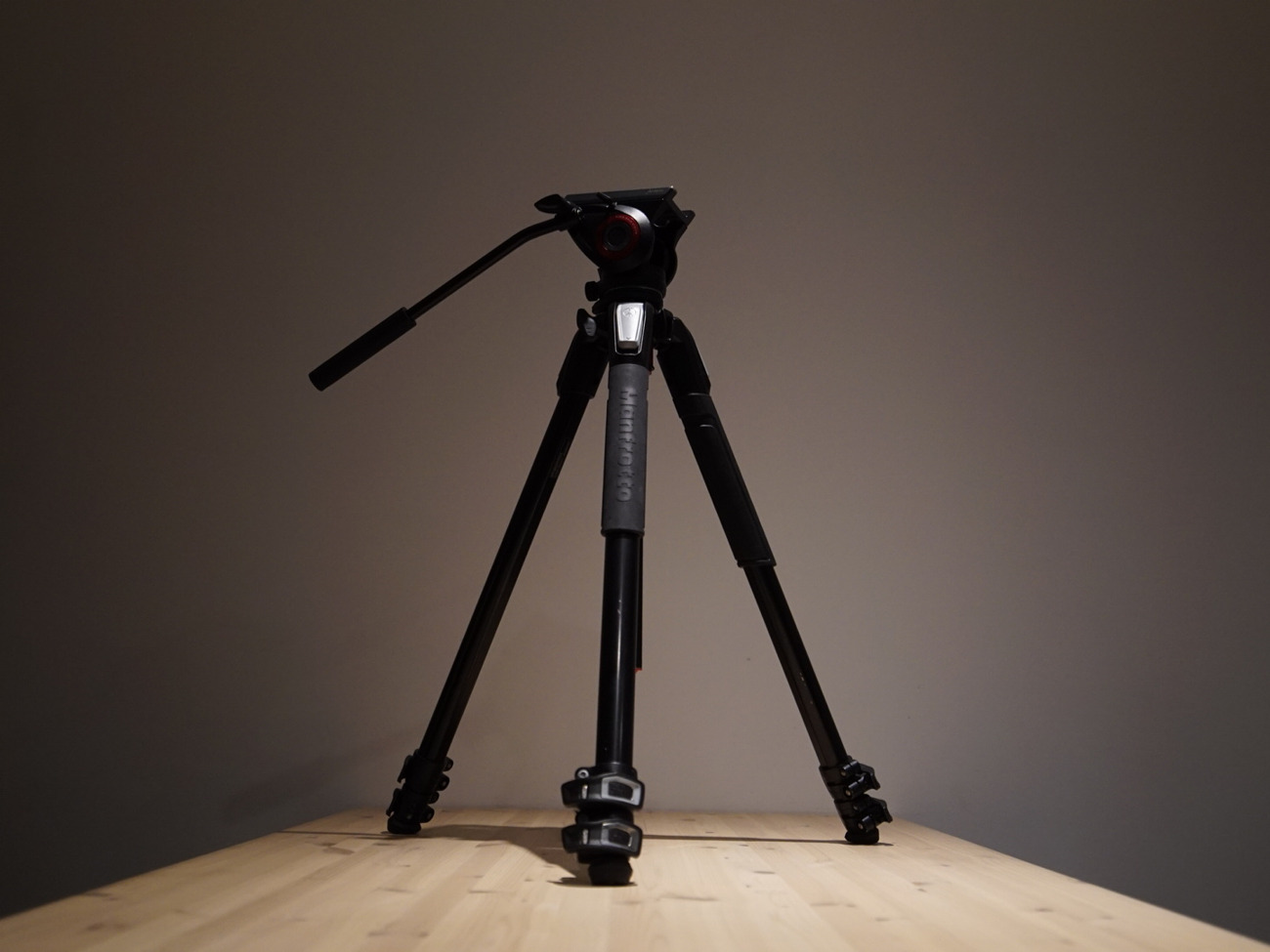 Manfrotto 055 tripod with mvh500ah video head