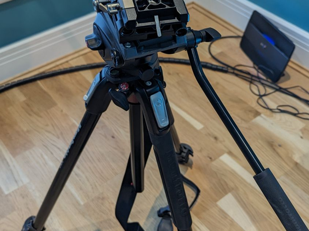 Manfrotto 190 tripod + fluid head + tilta rail system