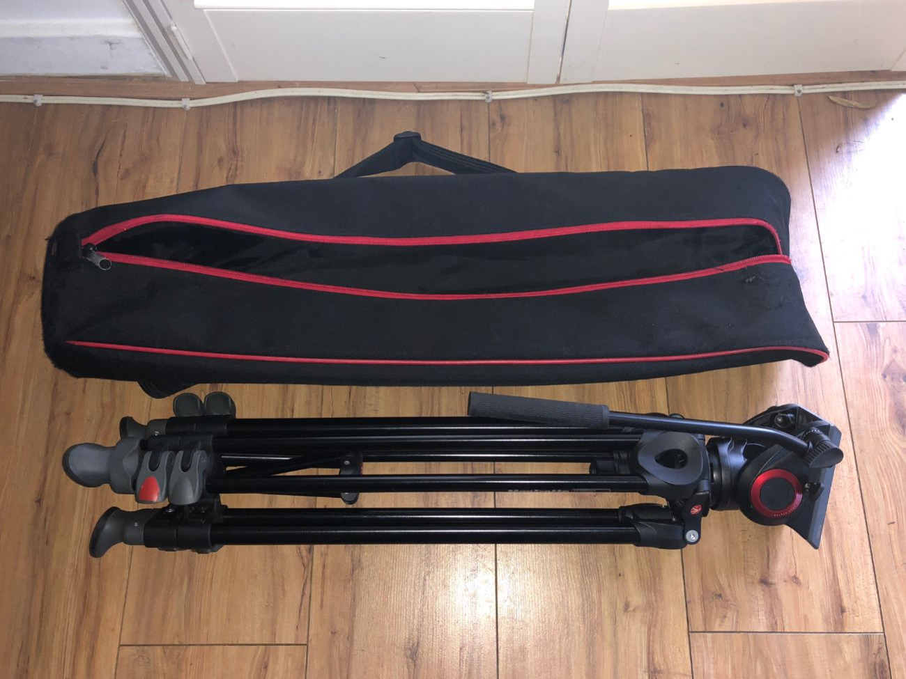 Manfrotto mid-spreader tripod with mvh502ah fluid head