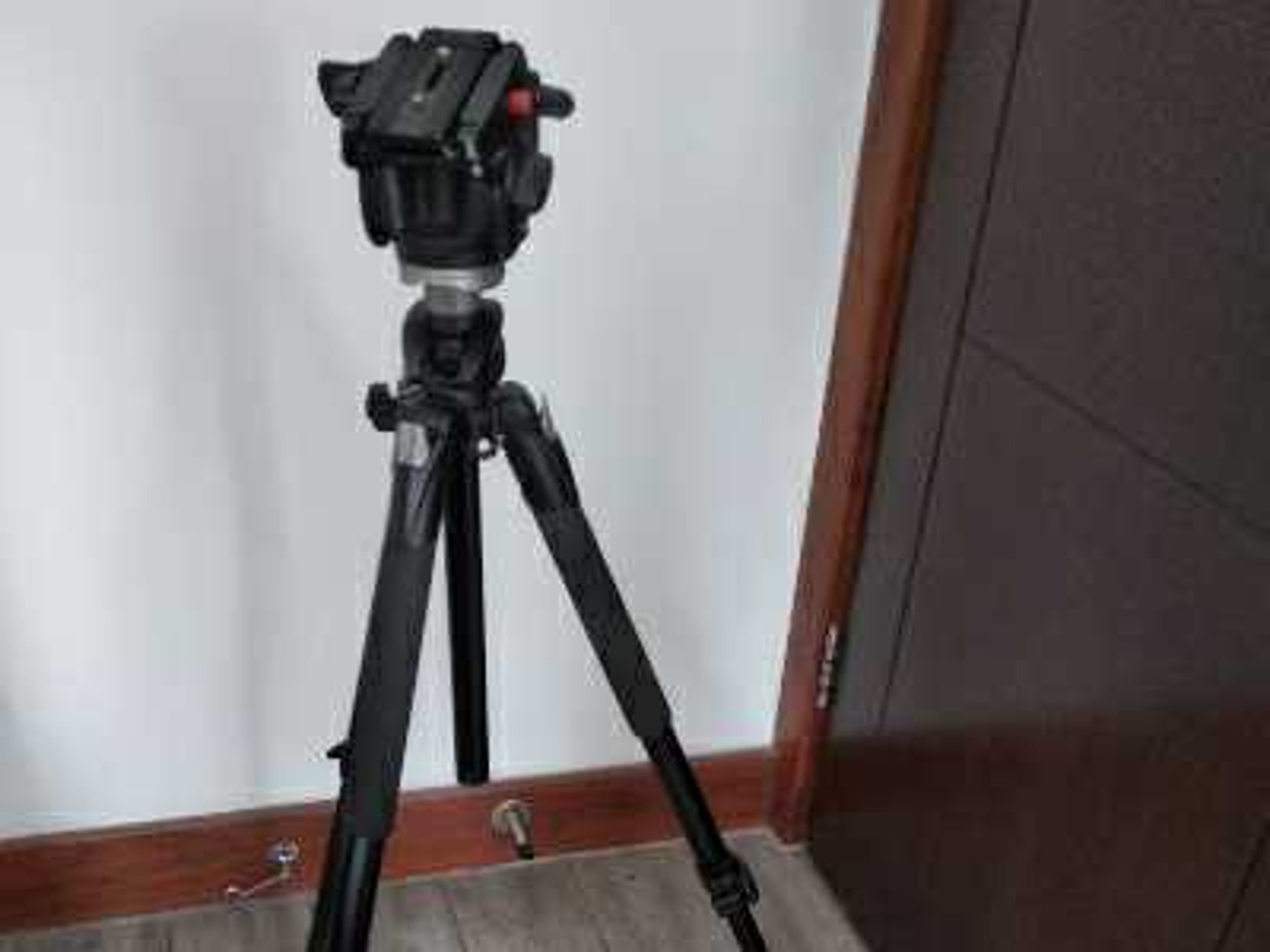 Manfrotto tripod with 701hdv head