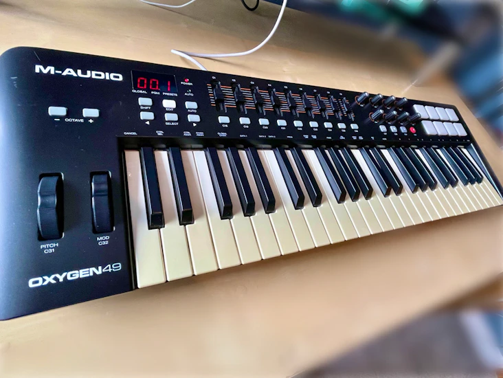 M-audio oxygen 49 midi keyboard with stand