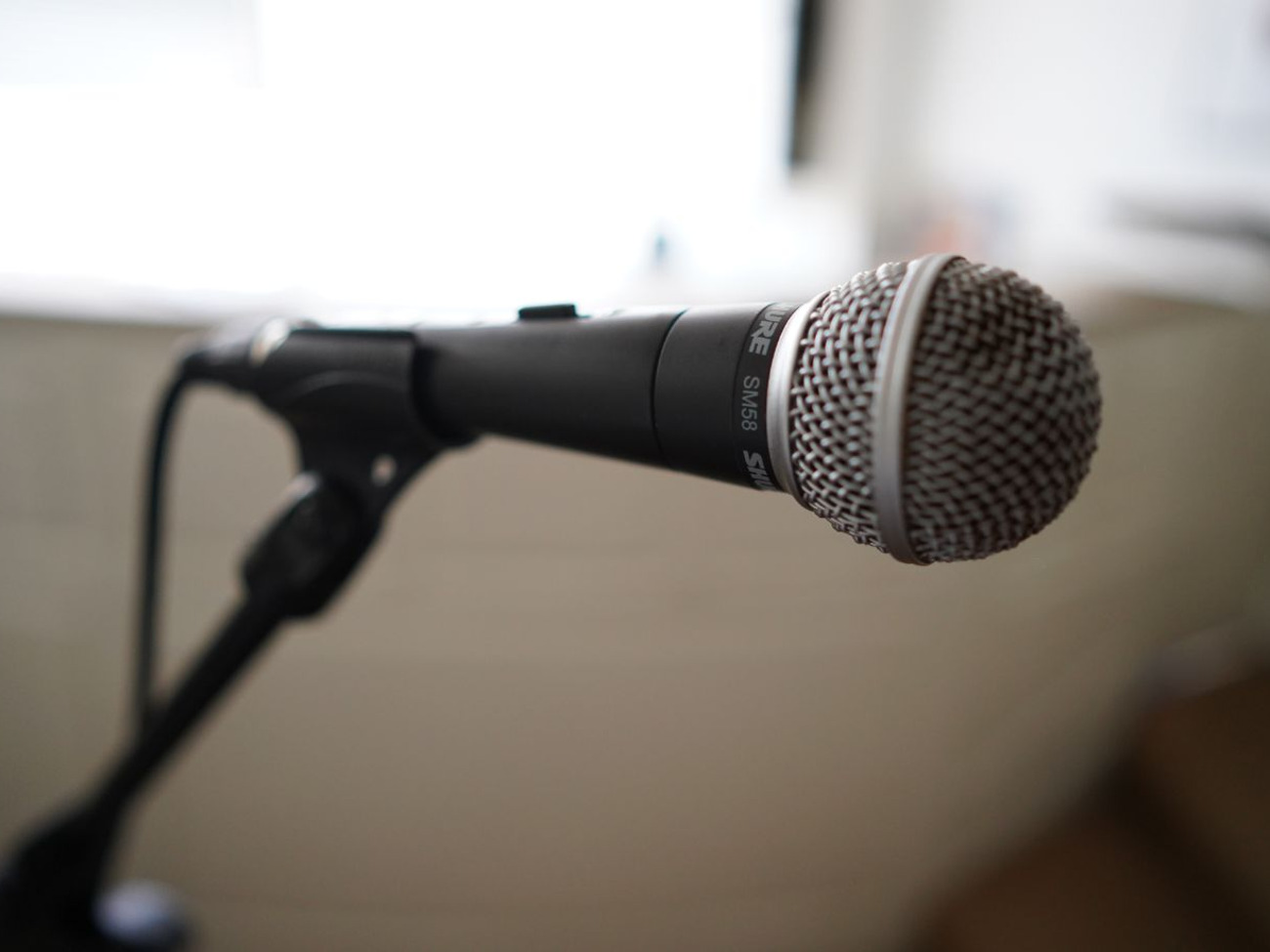 Microphone sm58 with mic stand and xlr cable