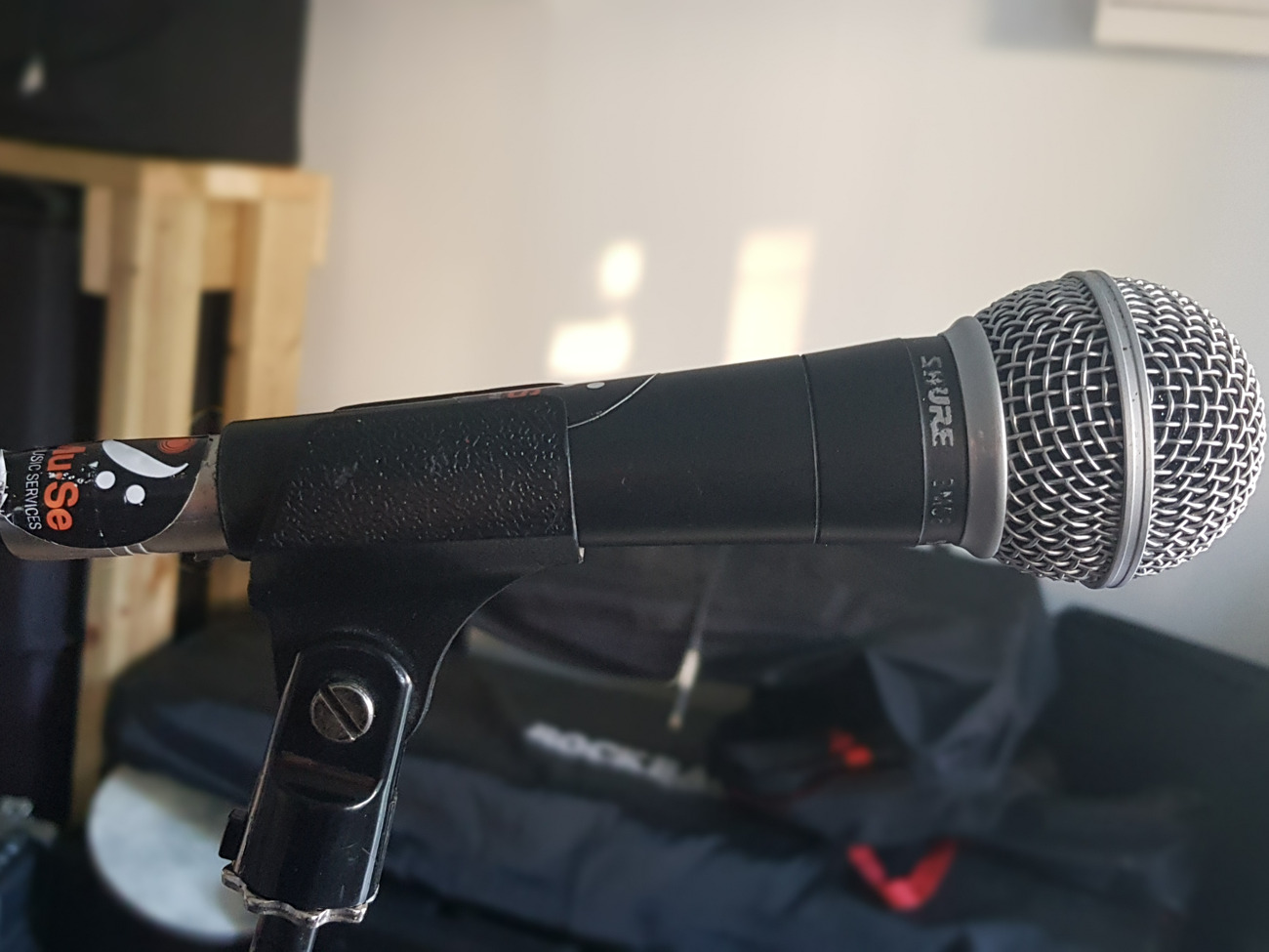 Microphone with mic stand and xlr cable - shure sm58