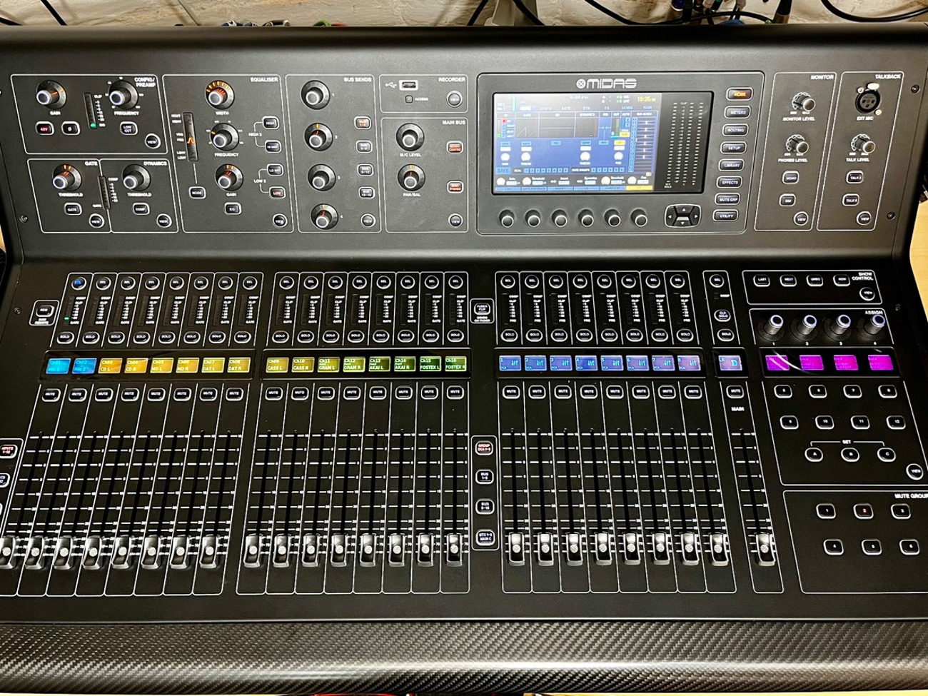 Midas m32 live - full size 32 channel digital mixer
