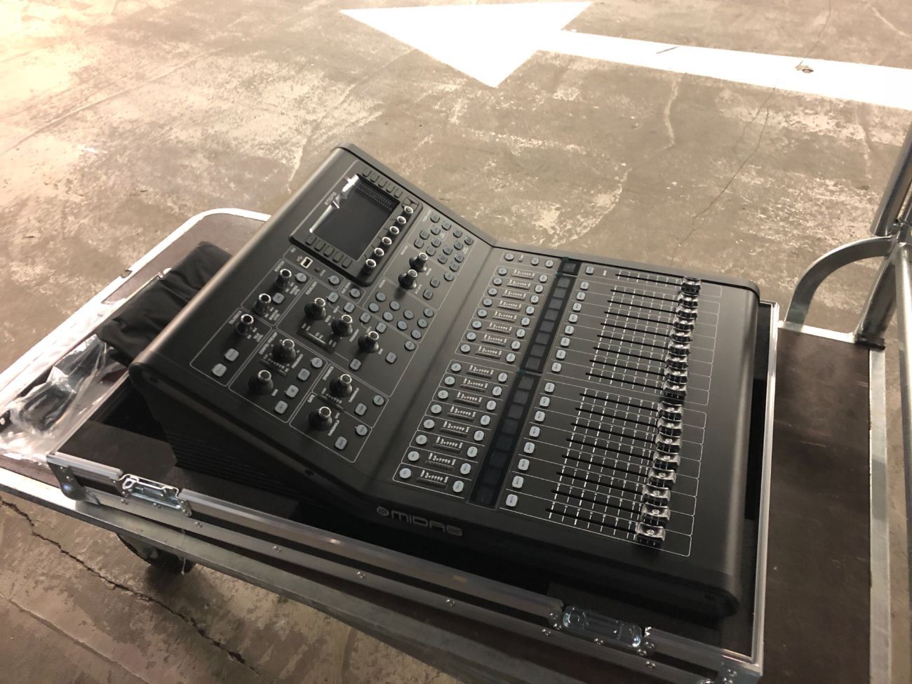 Midas m32r digital mixing console + dn32 dante card