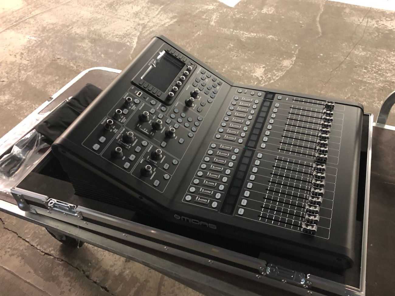 Midas m32r digital mixing console + dl32 stage box + 50m vandamme tourcat ethernet