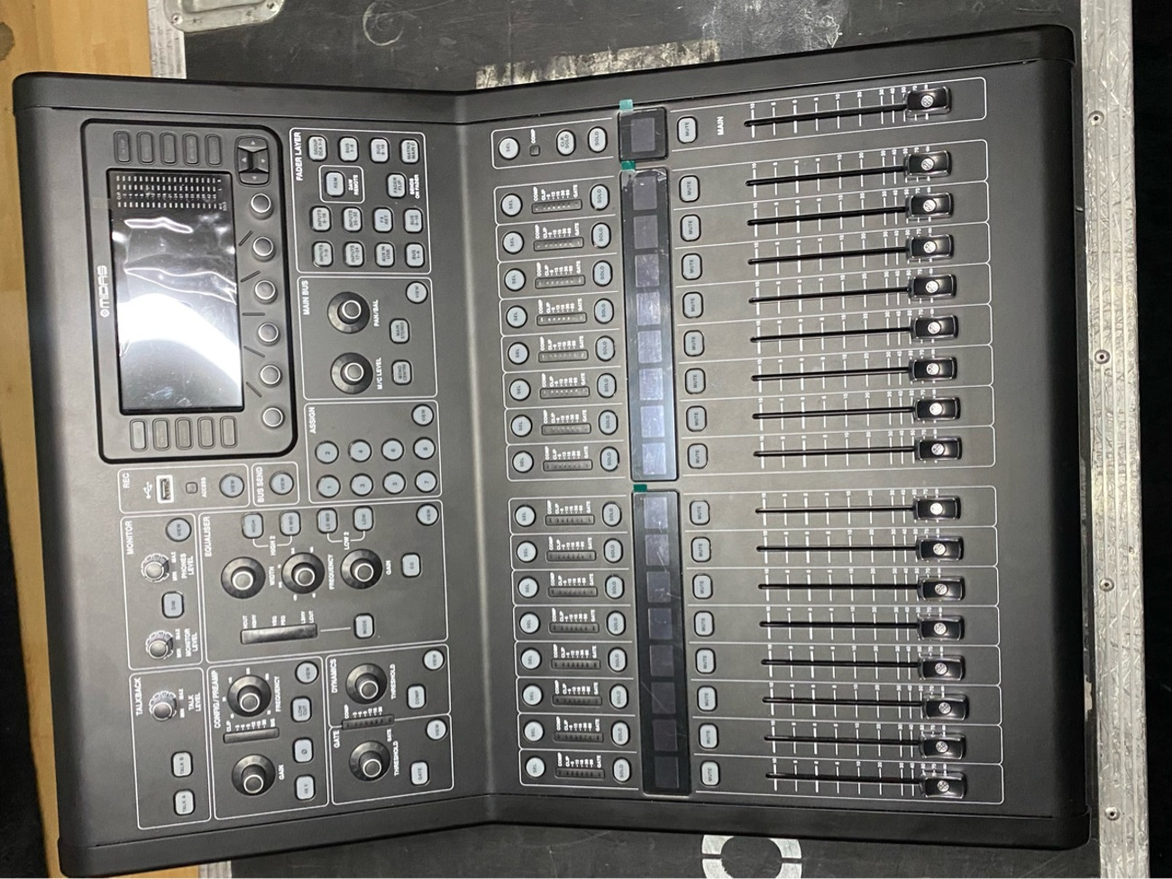 Midas m32r live digital mixer with flight case 