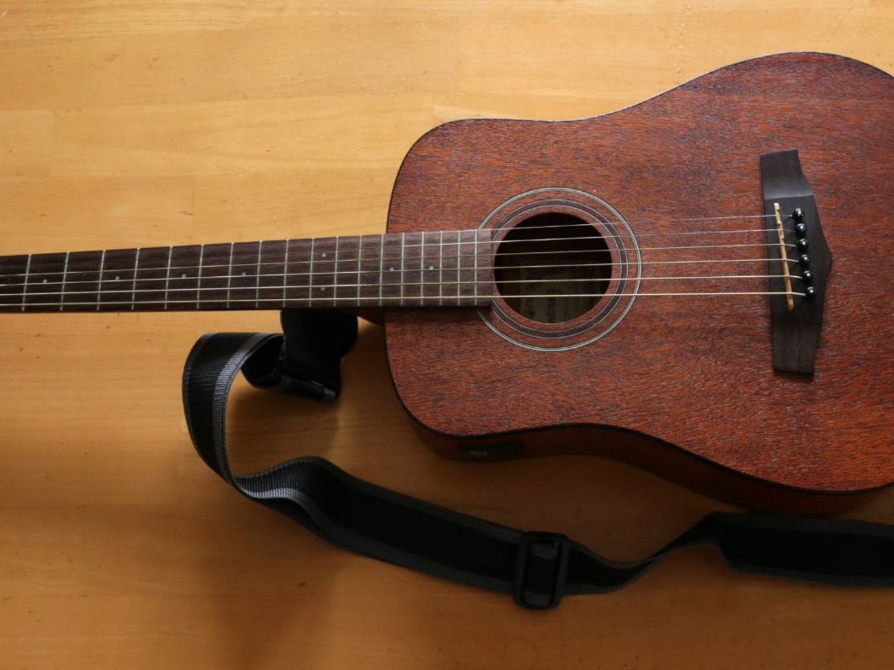 Mini accoustic guitar with tuner. ready to play 90x34cm