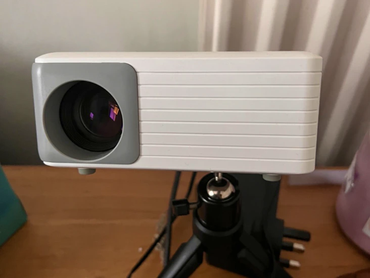 Mini projector, 5000 lumens akiyo 01 led