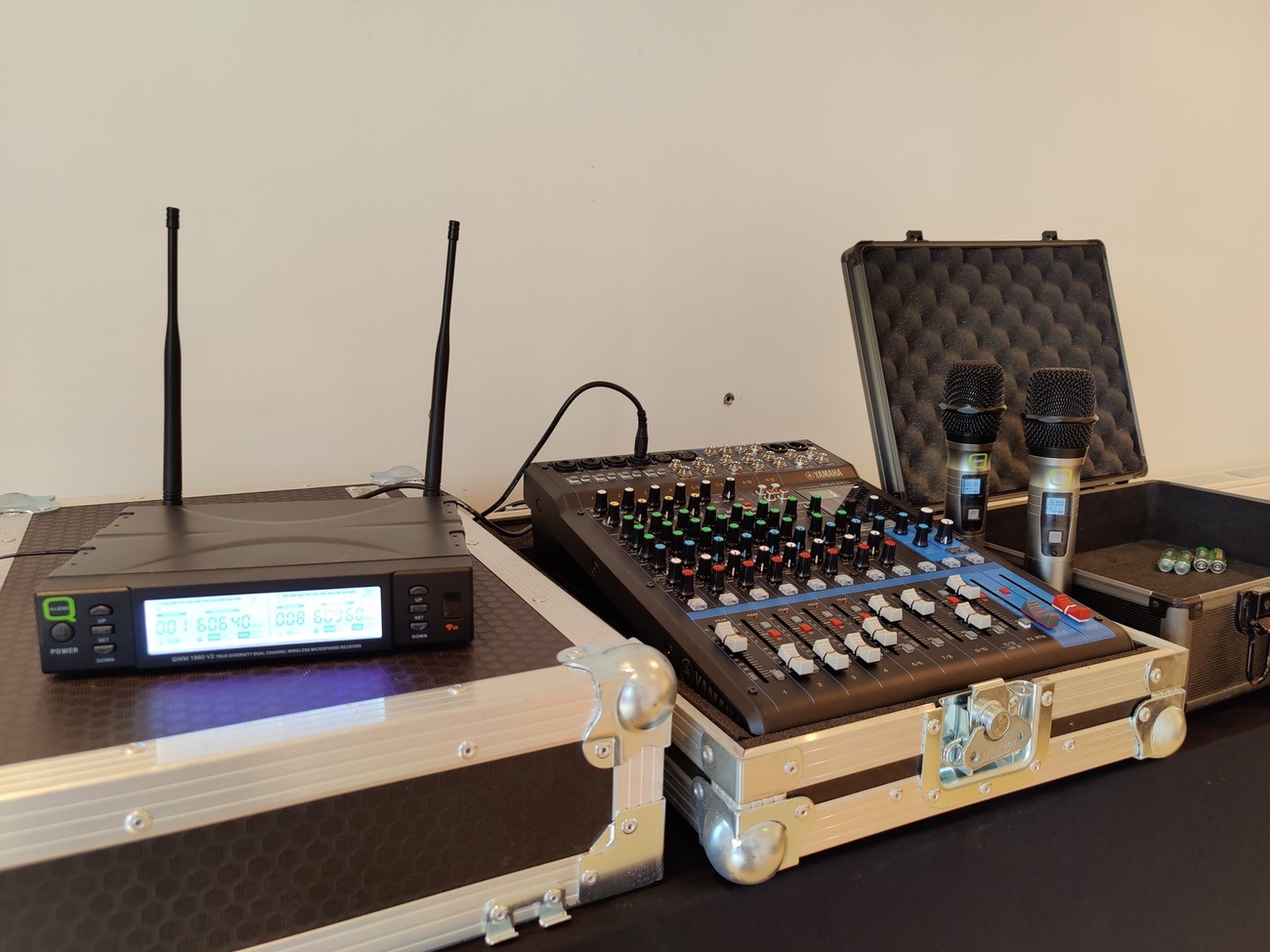 Mixing console 4x mics (2x wireless i 2 shure sm58) 
