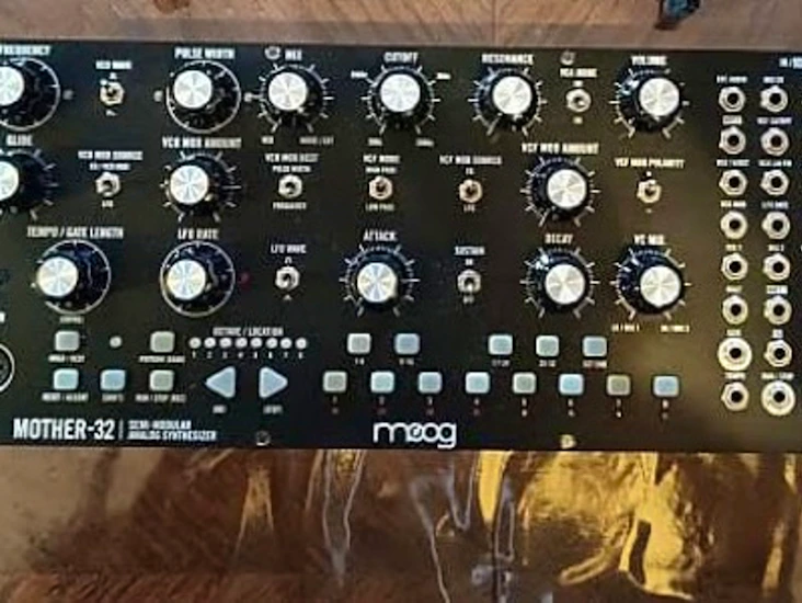 Moog mother 32 modularsynthesizer