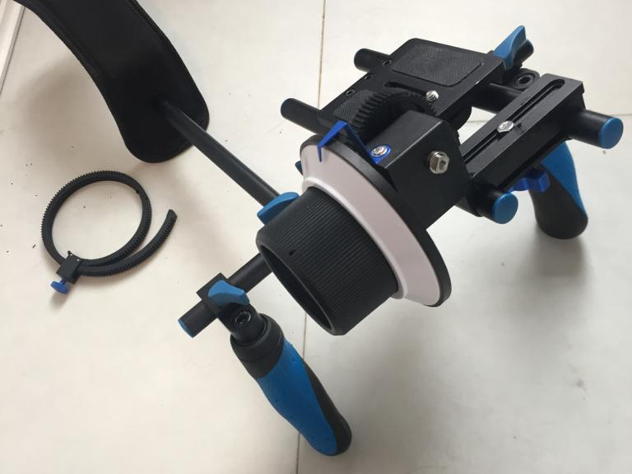 Morros shoulder rig/mount stabilizer with focus ring. 
