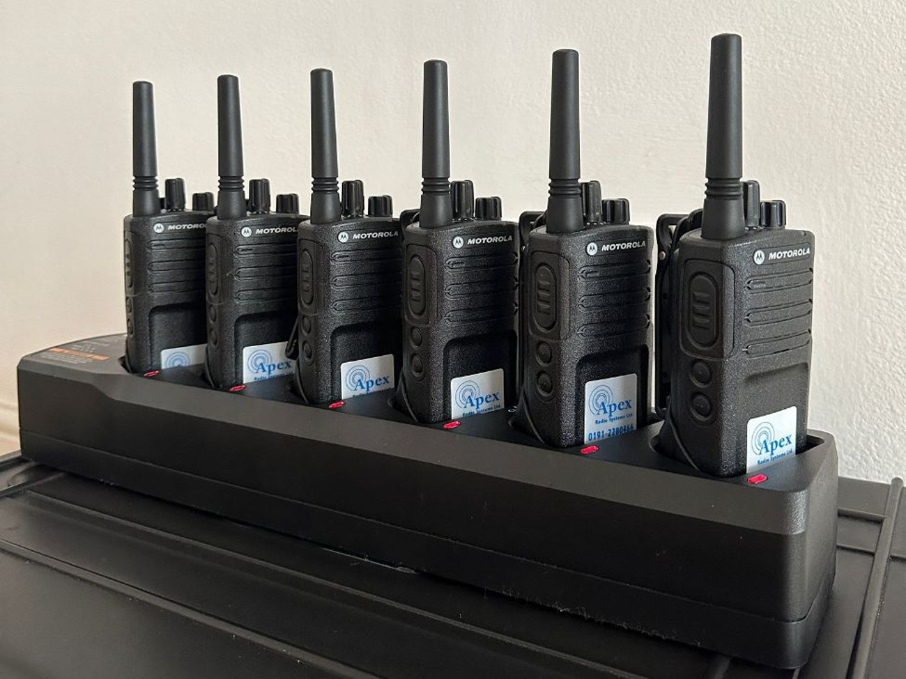 Motorola xt420 walkie talkie two way radios 6 handsets