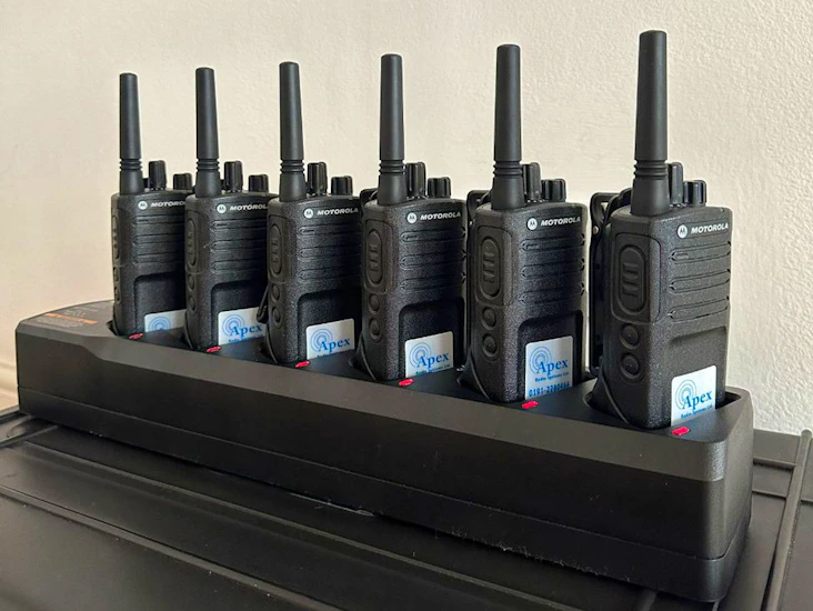 Motorola xt420 walkie talkie two way radios 6 handsets