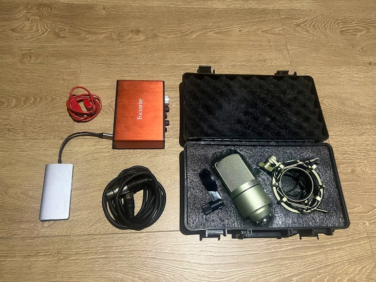 Home studio/podcast mic setup: mxl 990 condenser microphone, sound card & cables included