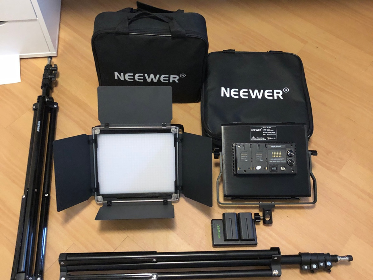 Neewer panel led 2 piece bi-color 660 video lights and stands