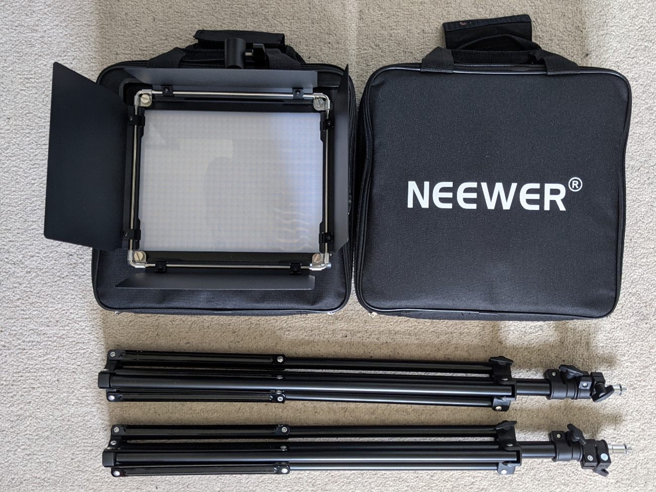 Neewer 2 bi-color 660 led photo/video light and stand kit