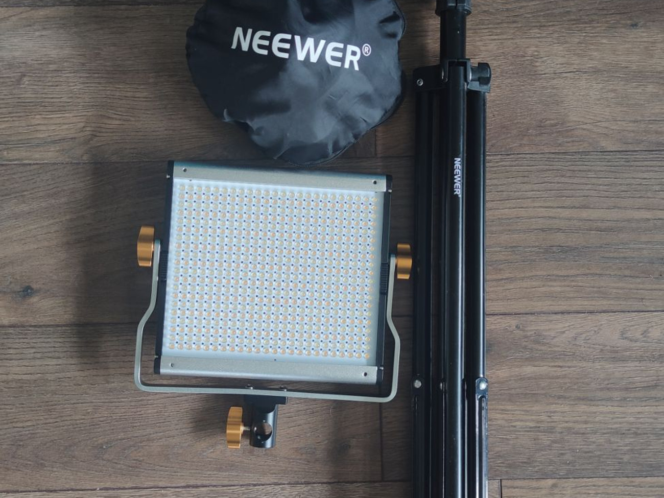 Neewer bi-color led panel + soft box & light stand