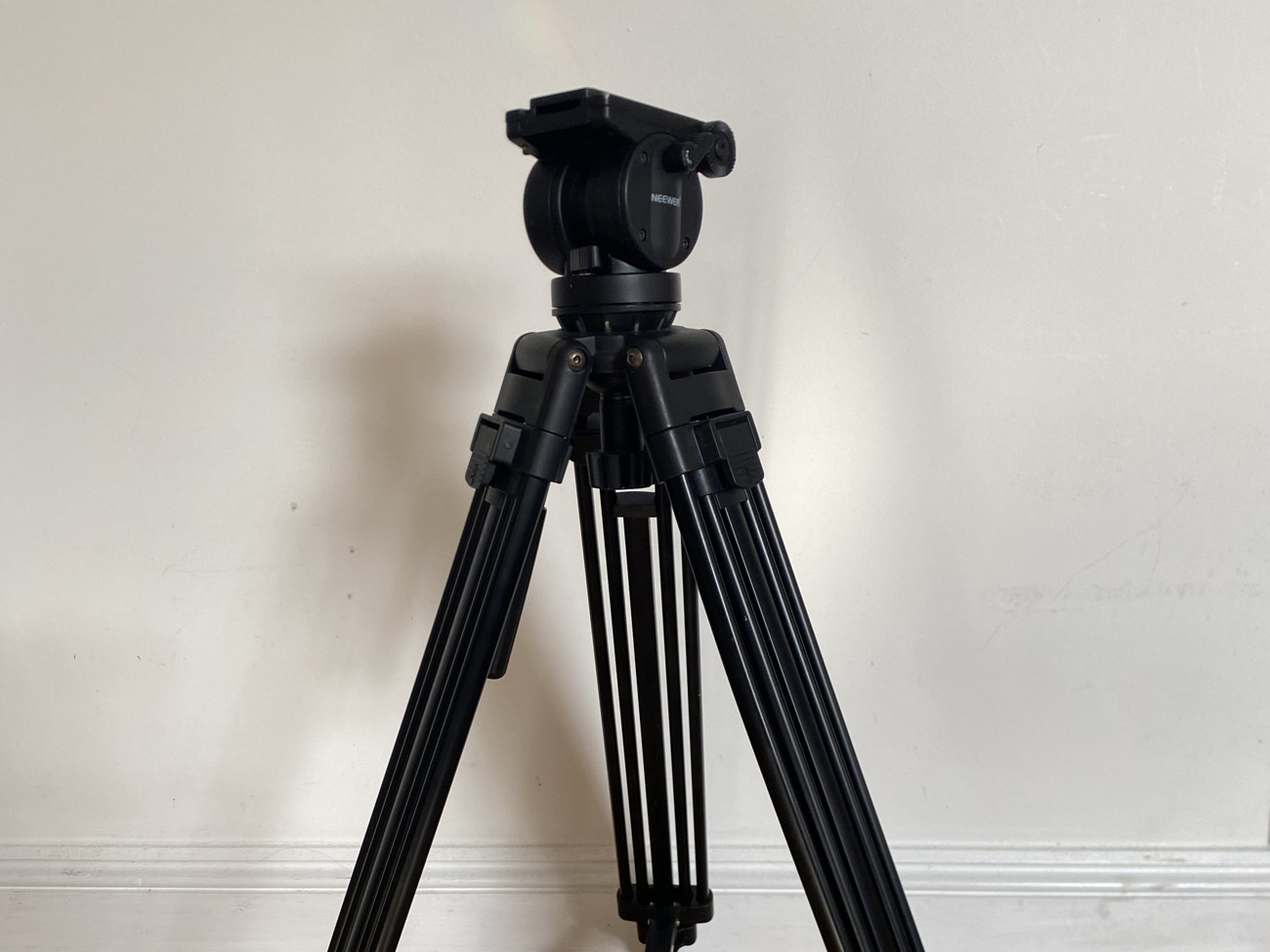 Neewer fluid head tripod