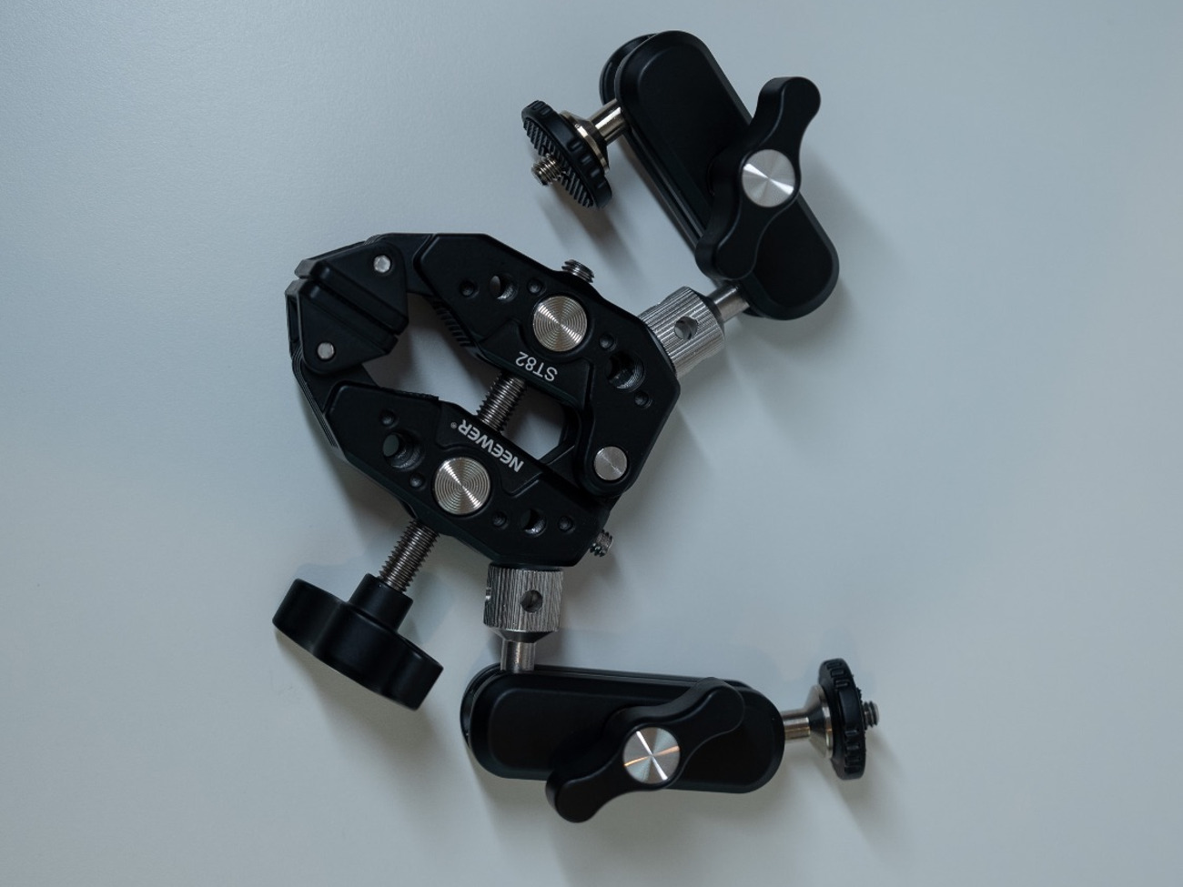 Neewer heavy clamp with two 360° dual ball head magic arms