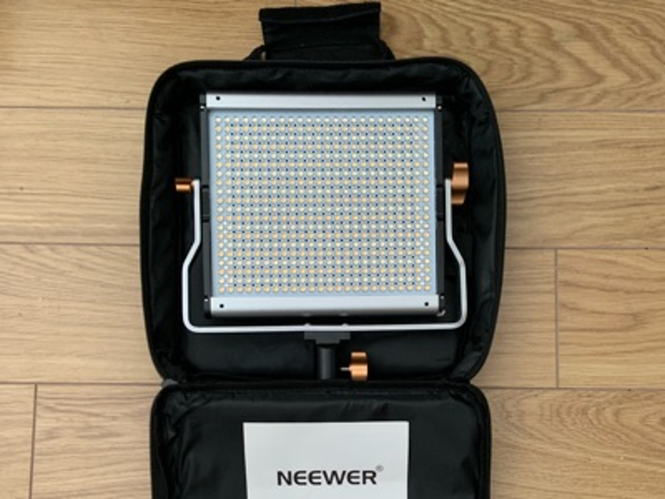 Neewer light + tripod