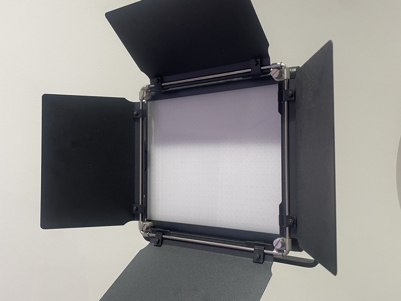 Neewer professional metal bi-color led video light (includes konig light stand)