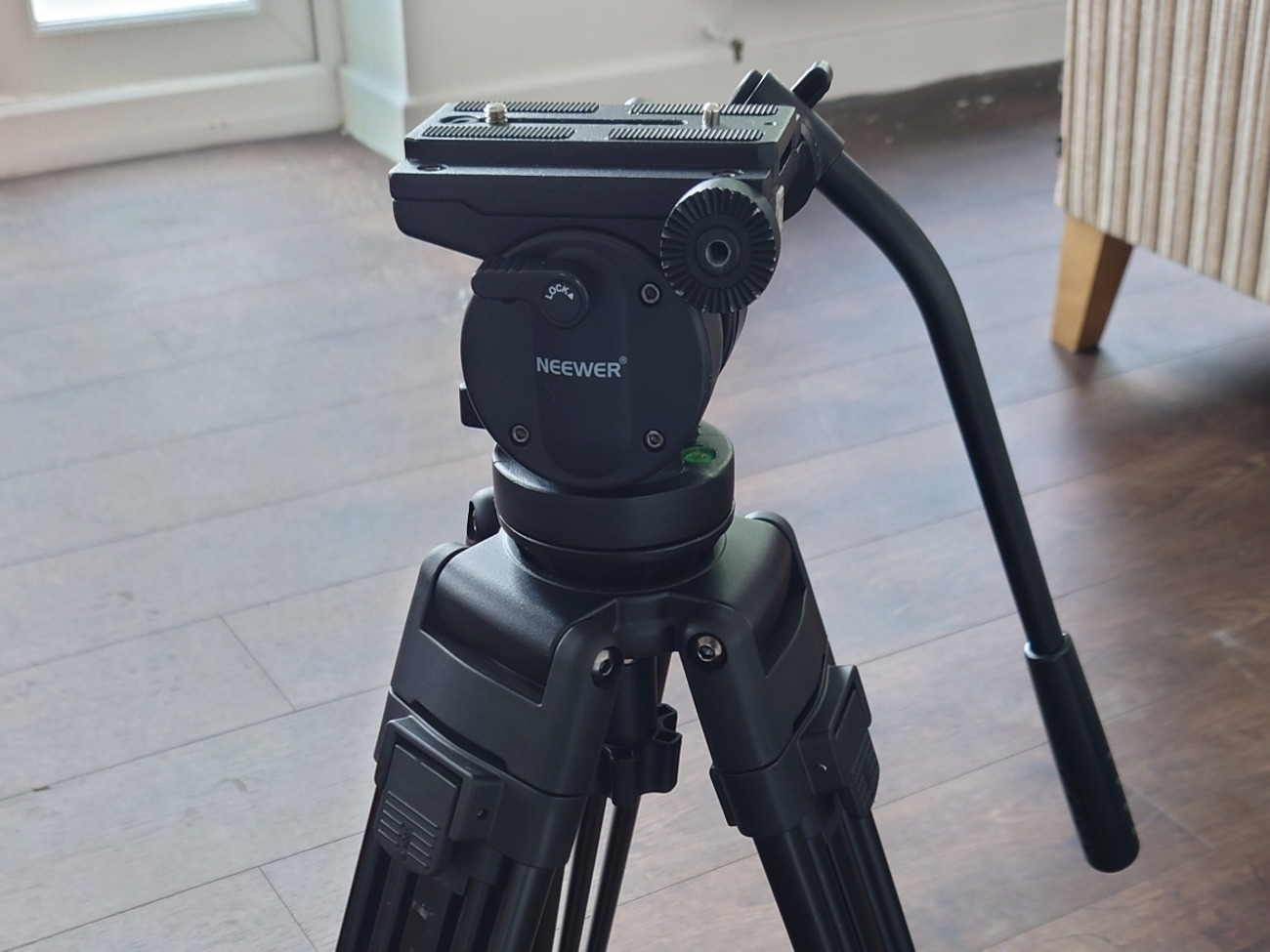 Neewer tripod