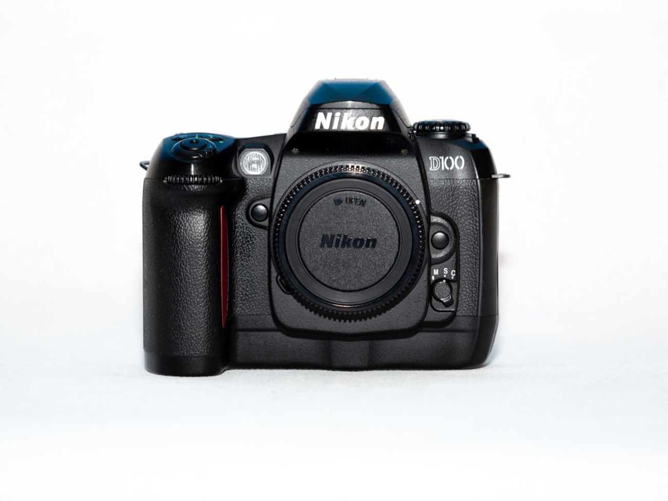 Nikon 100d - body only