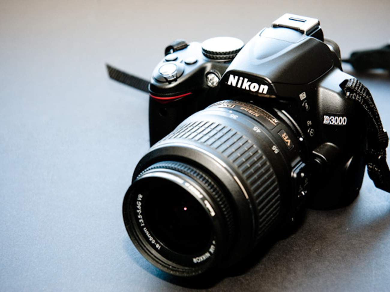 Nikon d3000 slr camera & standard 18-55 lense