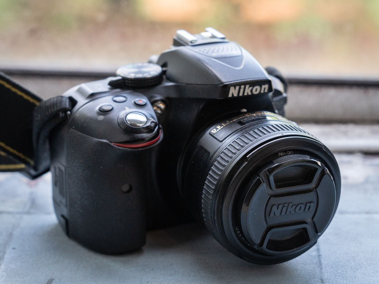 Nikon d5300 digital camera body w/ kit lens
