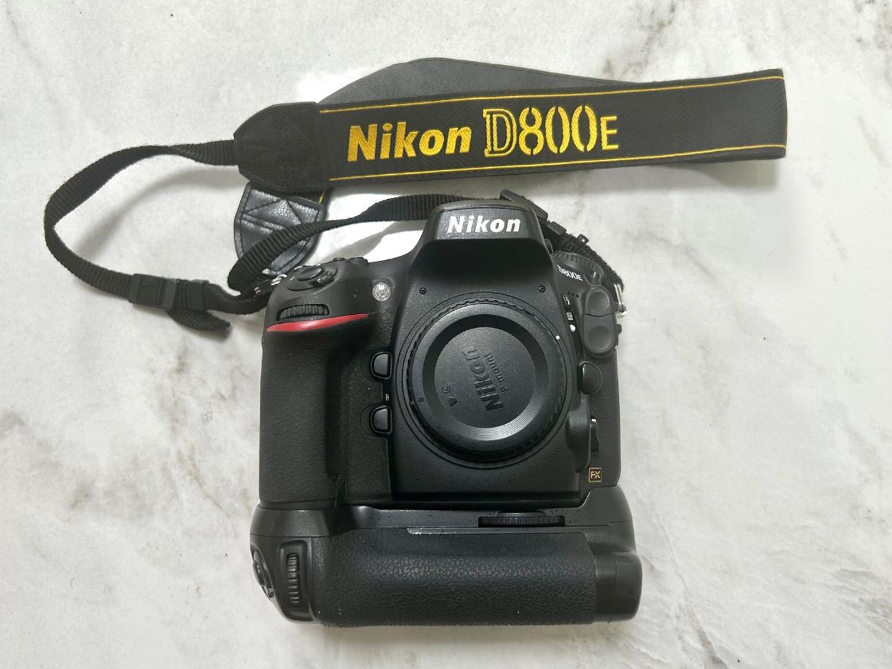 Nikon d800e dslr camera body only 36.3mp + battery grip.