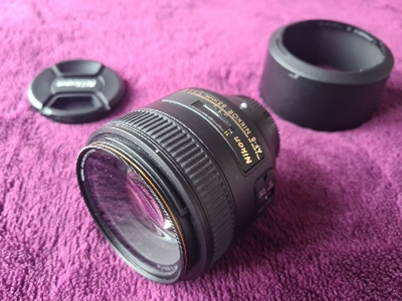 Nikon nikkor 85mm f/1.8 af-s full-frame lens for f-mount