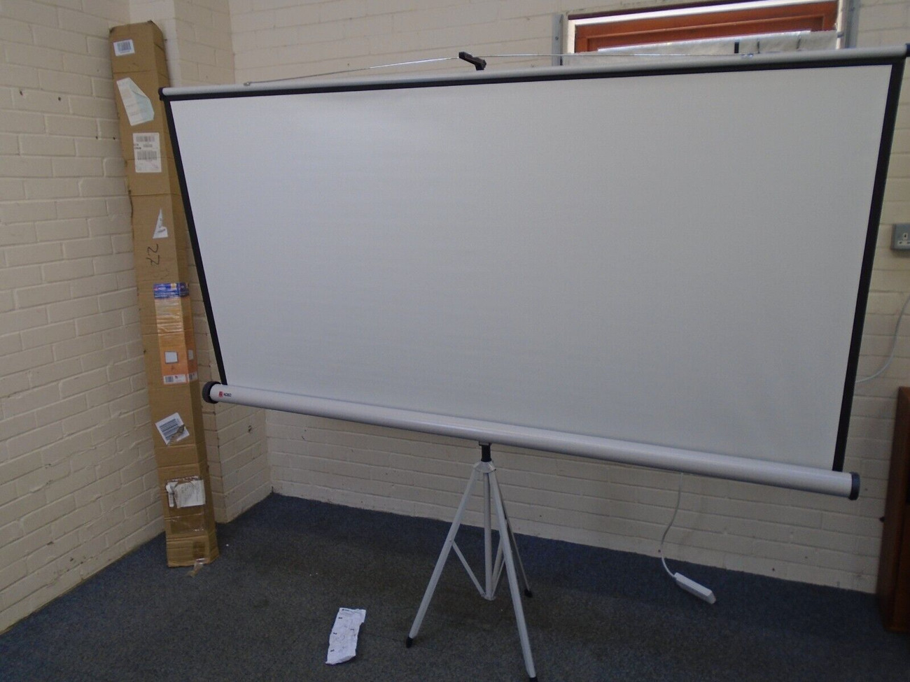 Nobo tripod projection screen 200cm x 151.3cm