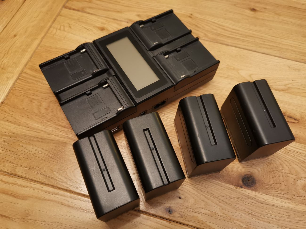 Np-f960/f970 batteries x 4 + charger