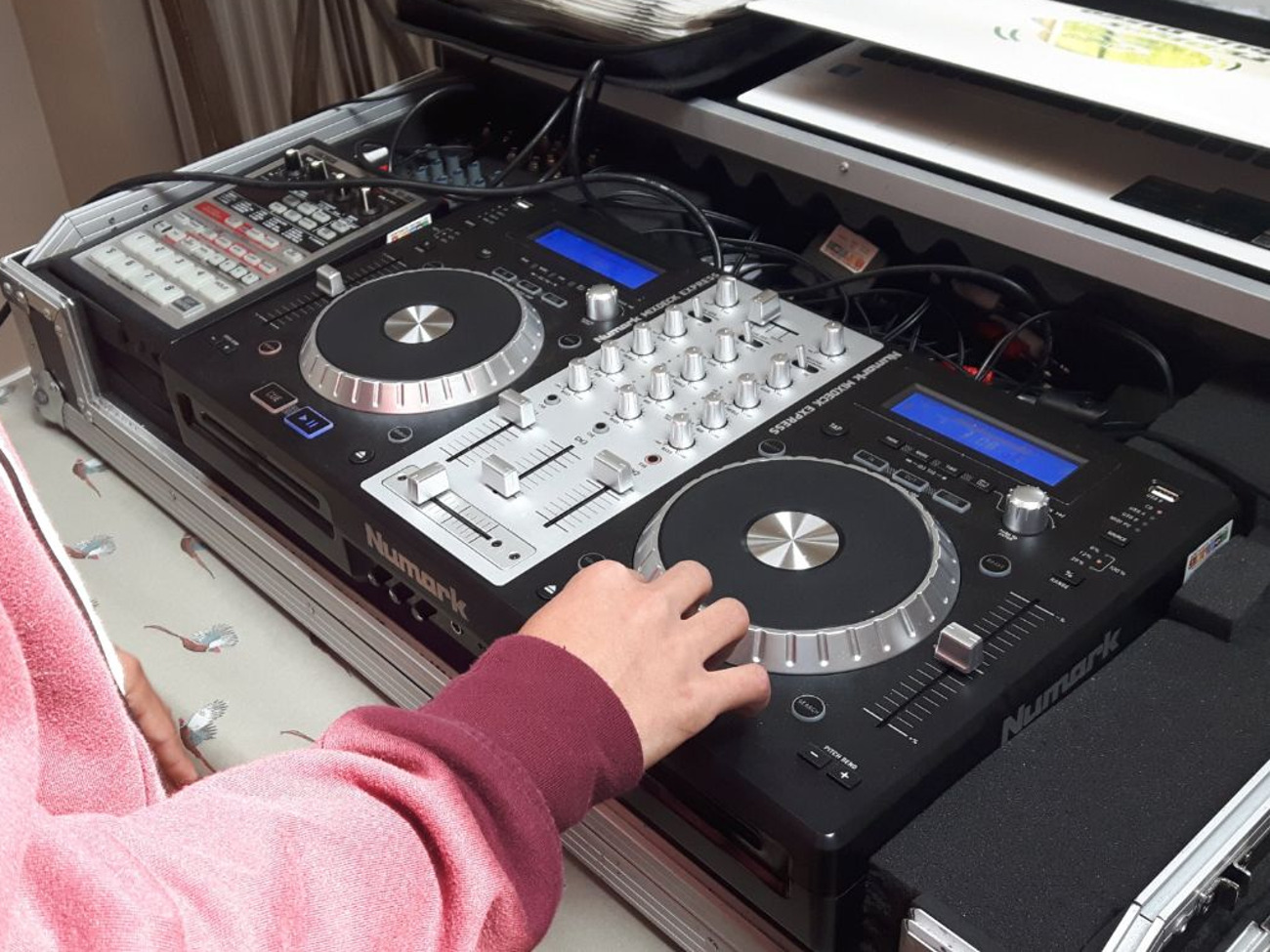 Numark mix deck express, cd, usb, and controller all in one 