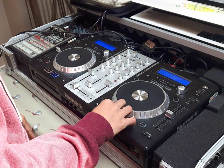 Numark mix deck express, cd, usb, and controller all in one