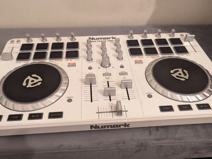 Numark mixtrack pro 2 dj controller decks white mixers